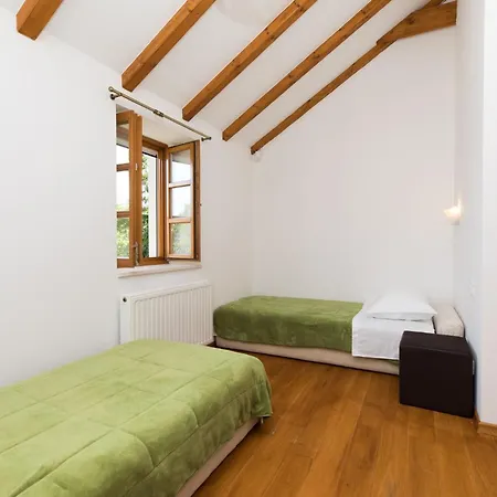 Homes Baucic * أوميس